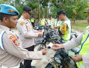 Pastikan Kesiapan Pemilu 2024, Kapolsek Makarti Jaya Cek Kondisi Kendaraan Dinas Personel