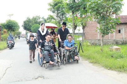 Novita Hardini Dampingi Suami Tinjau TPS Disabilitas