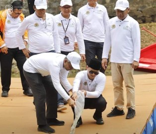 Bersama Direktur Jenderal PPKL Kementerian Lingkungan Hidup dan Kehutanan RI, Bupati Trenggalek Tanam Pohon Serentak di Area Tebing Kepuh .