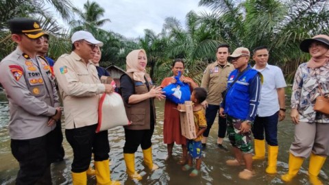 Gunakan Perahu Karet, Bupati Musi Rawas Tinjau dan Berikan Bantuan pad Warga yang Terdampak Banjir