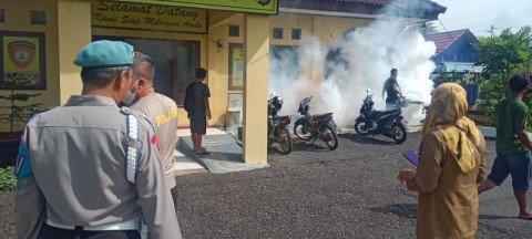 Satu Polisi Terindikasi Terkena DBD, Polsek Tanah Abang dan Puskesmas Gercep Lakukan Fogging