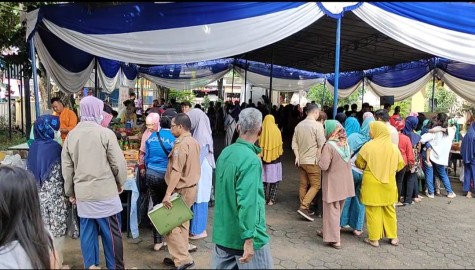 Operasi Pasar Murah, Warga Kecamatan Sako Serbu Kantor Camat