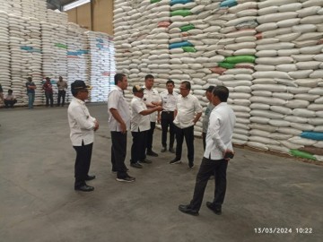Pastikan Stok Beras Aman, PJ Bupati Banyuasin Sidak Gudang Beras di Desa Gasing