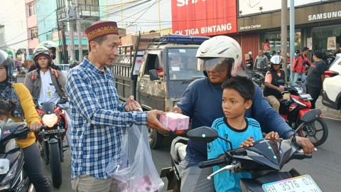 Jelang Lebaran, PWI Lubuklinggau Bagi Takjil dan Nasi Kotak