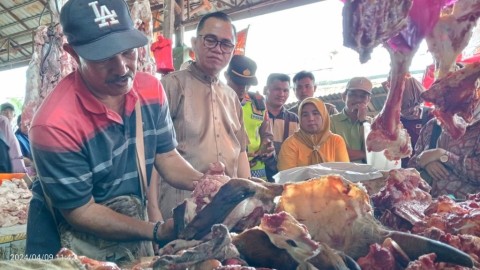 H-1 Lebaran, Pj Bupati Banyuasin Sidak dan Memonitoring Harga Bahan Pokok di Beberapa Pasar