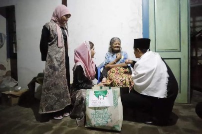 Malam Takbir, Mas Ipin dan Keluarga Sambangi Beberapa Rumah Lansia