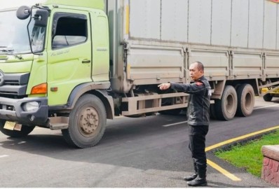 Turun Langsung ke Lapangan, Kapolda Sumsel Mengurai Kemacetan Jalintim Palembang-Jambi