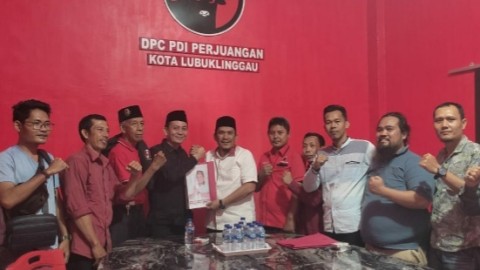 Kembalikan Formulir Bacalon Dua Parpol, Hendri Almawijaya Dikawal Para Tokoh Kader Muda Politik Lubuklinggau