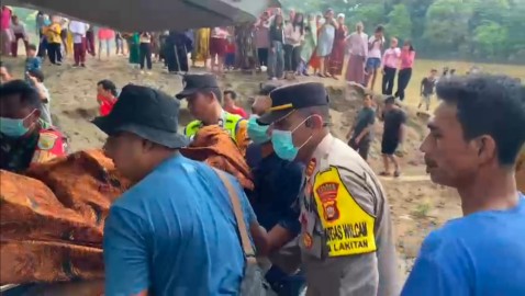 Polsek Muara Lakitan Polres Musi Rawas Bantu Evakuasi Korban Tenggelam