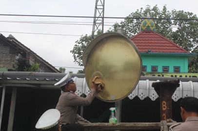 Sembari Patroli, Polantas Trenggalek Resik-Resik Rambu Lalu Lintas
