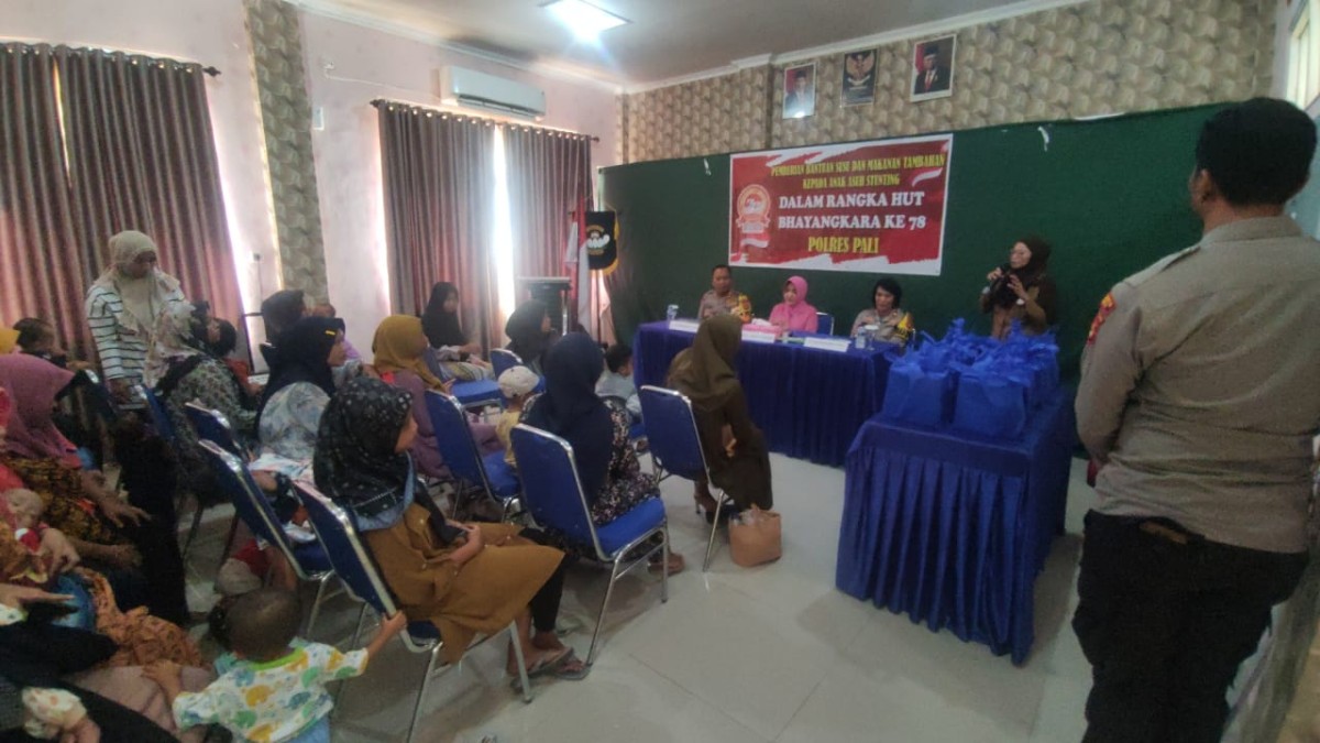 Peringati HUT Bhayangkara ke-78, Polres Pali Beri Bantuan Makanan Cegah Stunting
