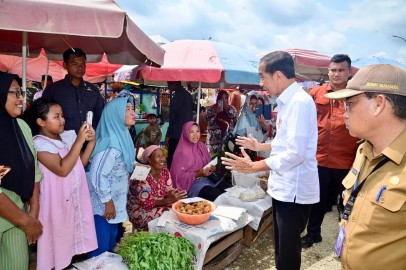 Tinjau Pasar Lawang Agung Muratara, Presiden Joko Widodo Beli Keripik Ubi