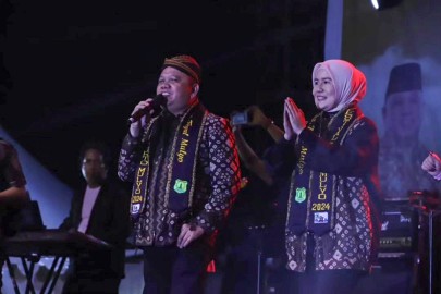 Duet Bareng Gita Youbi, Pj Bupati Sandi Fahlepi Hibur Ribuan Penonton