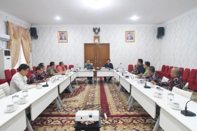 PJ Bupati Hani Syopiar Rustam Gelar Rapat Evaluasi Progres Penyelesaian Dokumen Kependudukan
