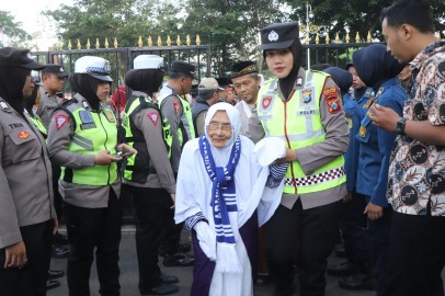 Puluhan Polwan Polres Trenggalek Dikerahkan Bantu CJH Perempuan dan Lansia