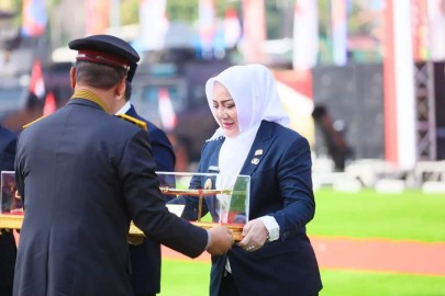 Bupati Musi Rawas Hj. Ratna Machmud menerima Penghargaan dan Pin Emas dari Kapolri pada HUT Bhayangkara Ke-78 Tahun 2024
