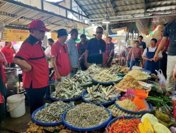 Cagub Sumsel Eddy Santana Blusukan ke Pasar Pendopo PALI