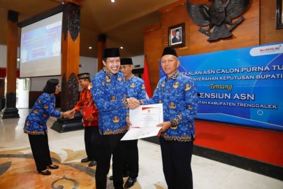 Mas Syah Serahkan SK Pensiun 84 ASN Lingkup Pemkab Trenggalek