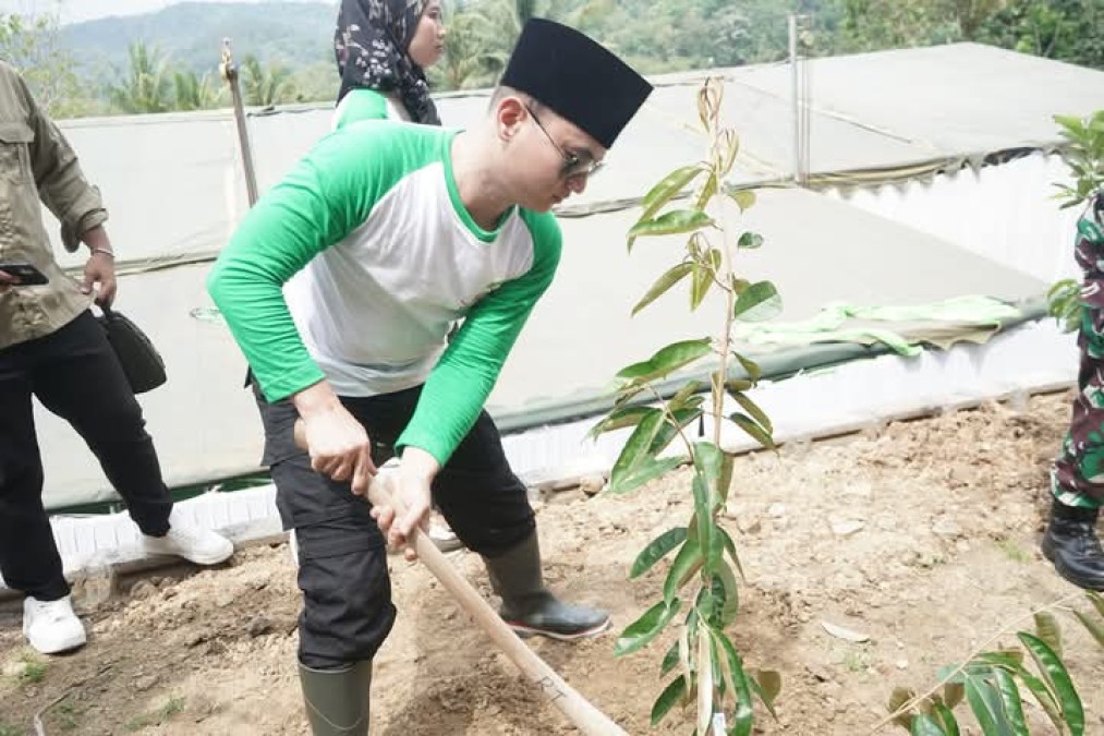 Bupati Trenggalek Serahkan Penghargaan Adipura Desa dalam Peringatan Hari Menanam Pohon Indonesia 2024