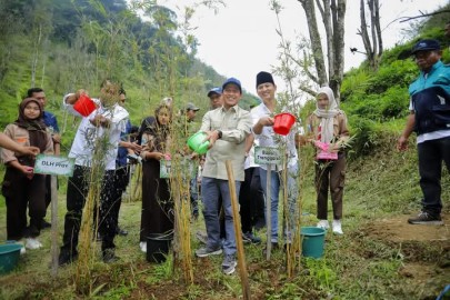 Menteri Lingkungan Hidup Tanam Pohon Bambu di Trenggalek