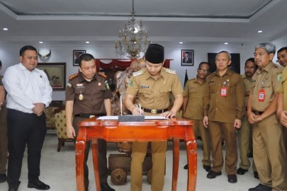 Bupati Arifin dan Kajari Trenggalek Tandatangani Kesepakatan Penanganan Permasalahan Hukum Perdata dan Tata Usaha Negara