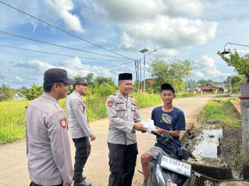 Polsek Talang Ubi Bagikan Takjil,Wujud Kepedulian di Bulan Ramadan