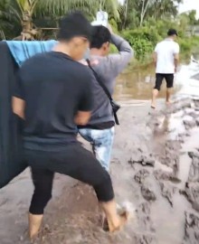 Kesedihan Masyarakat Banyuasin, Akibat Jalan Rusak Parah Warga Sakit Tak Bisa Diangkut Pakai Mobil Akhirnya Digotong Menggunakan Kain