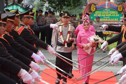 Tradisi Pedang Pora Sambut Kedatangan AKBP Ridwan Maliiki, S.H., S.I.K., M.I.K