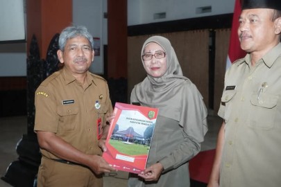Sekda Edy Soepriyanto Serahkan SK Pensiun Kepada 104 PNS di Kabupaten Trenggalek