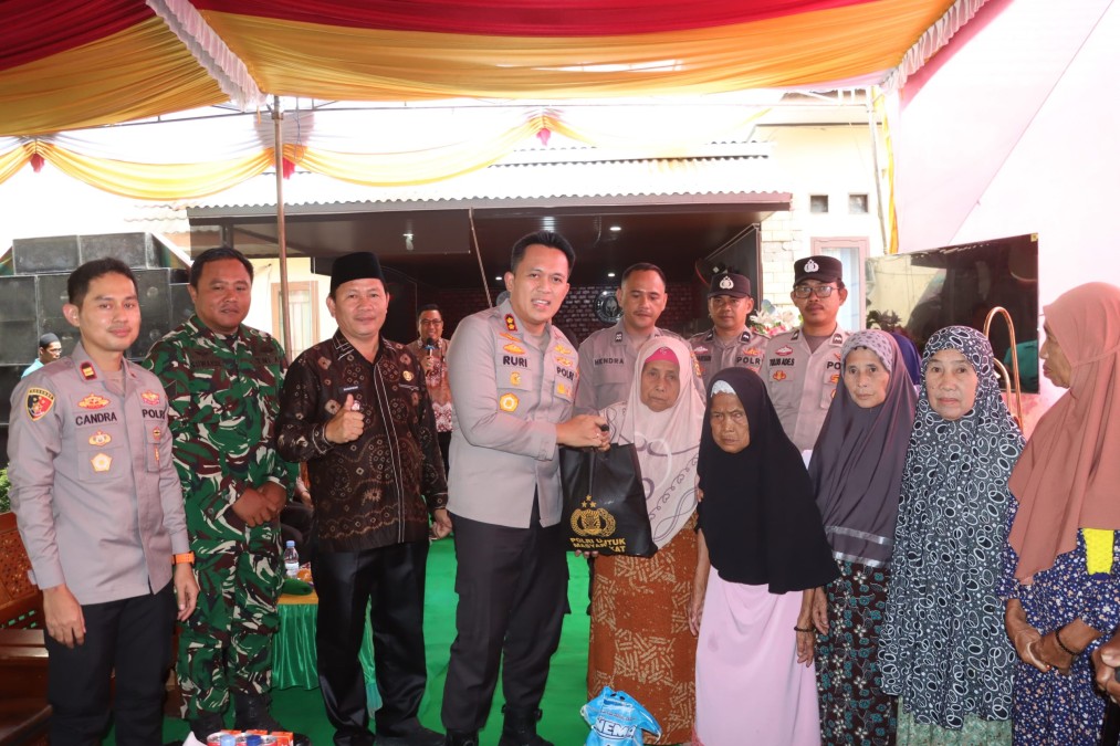 Kapolres Muba Kunjungi Polsek Sanga Desa, Sosialisasikan Layanan 110 dan Salurkan 100 Paket Sembako